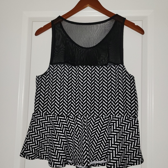 Women's Sleeveless peplum blouse - Picture 3 of 5